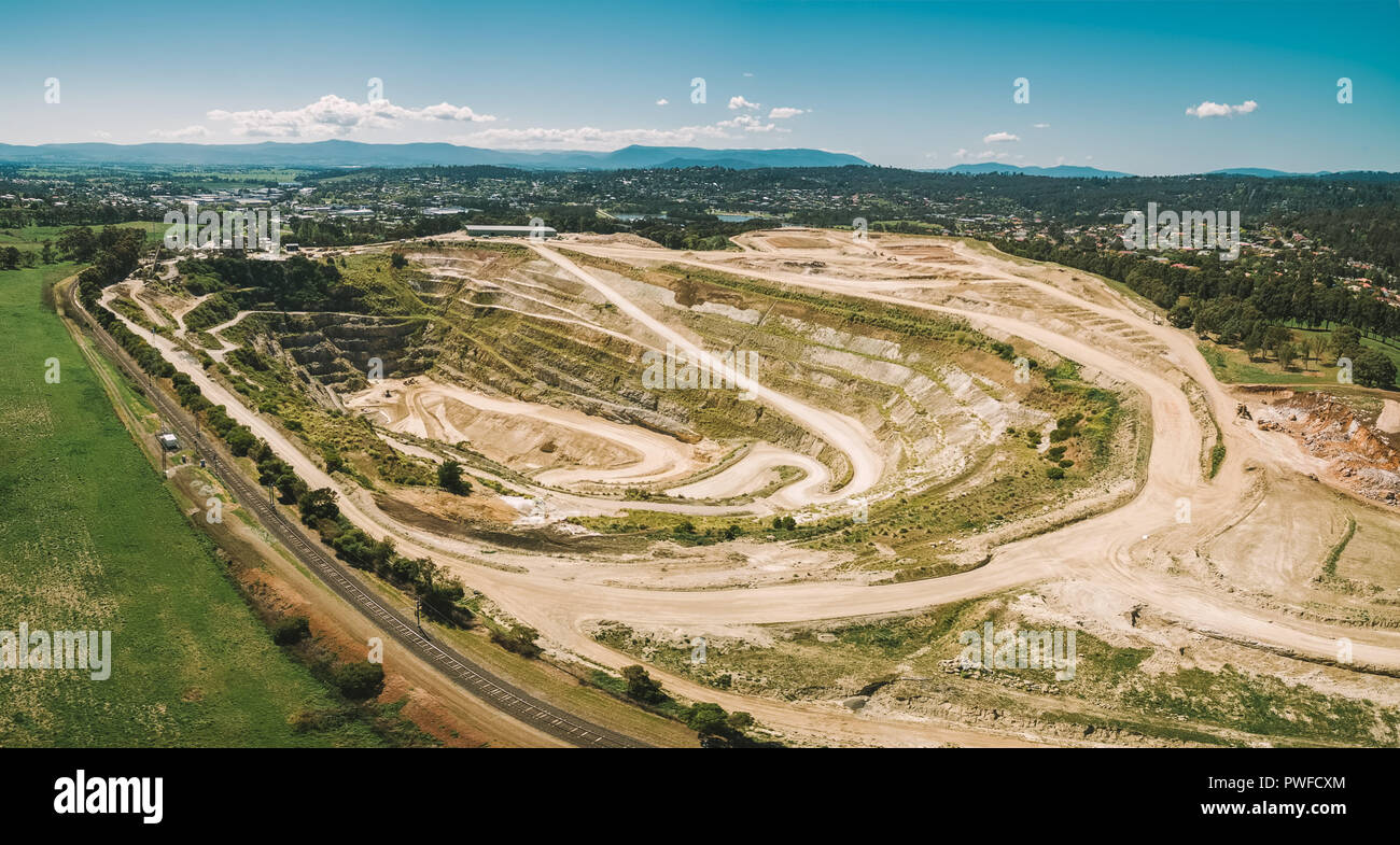 Panoramica aerea di grande miniera di pietra calcarea e le montagne in Australia Foto Stock