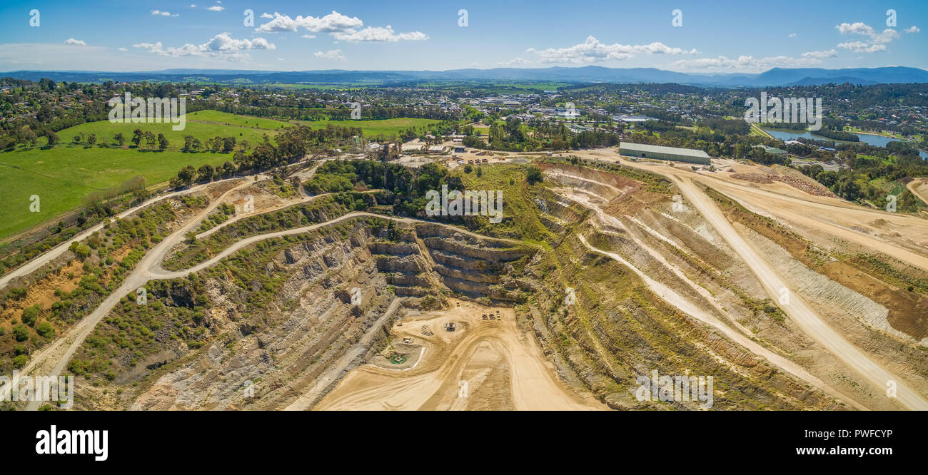 Smantellata miniera di calcare in Melbourne, Australia - ampio panorama dell'antenna Foto Stock