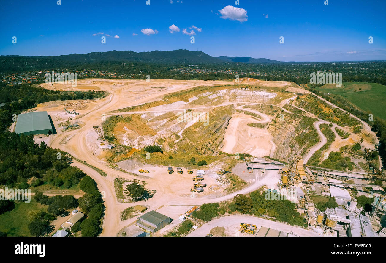 Miniera di calcare e macchinari pesanti a Melbourne, Australia - vista aerea Foto Stock