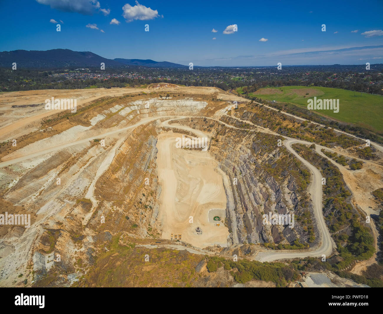 Vista aerea della miniera chiusa pit e montagne Foto Stock