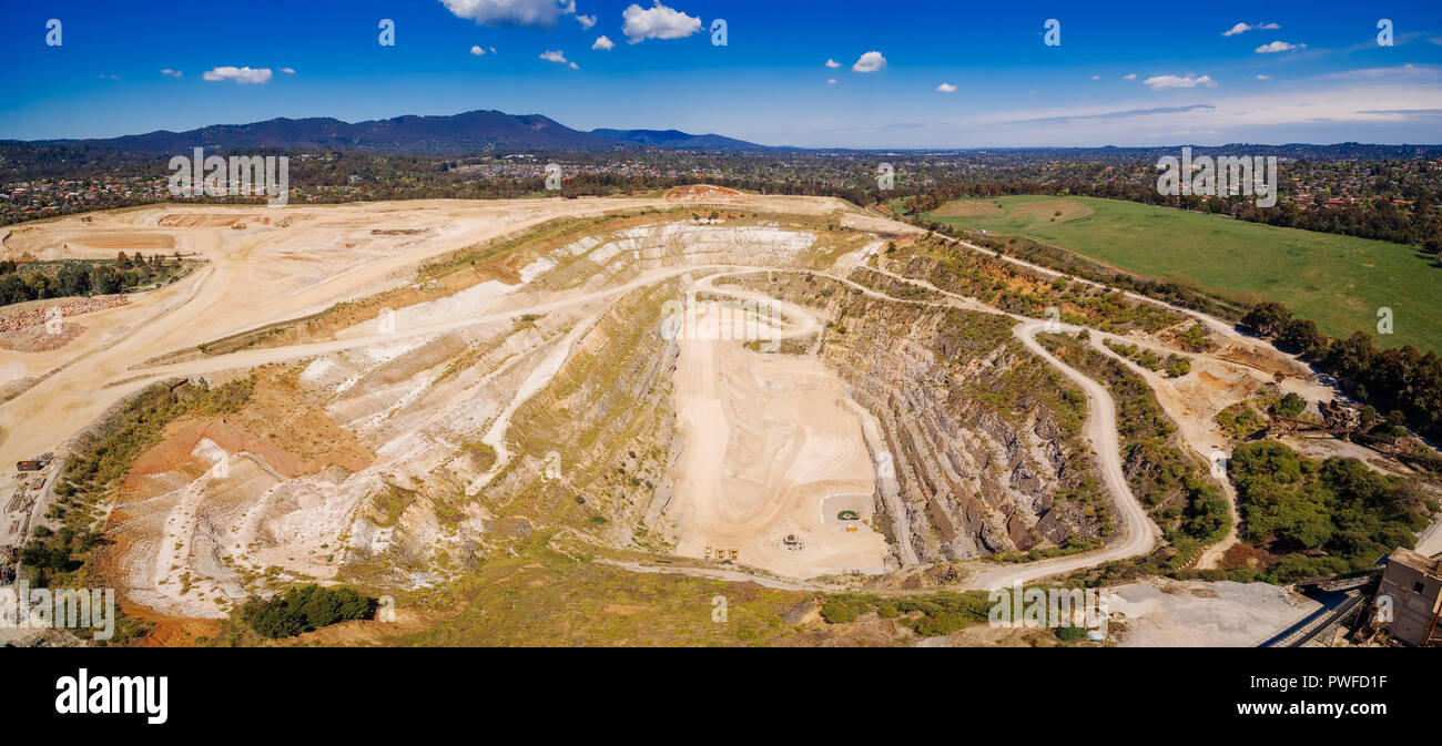 Panoramica aerea di miniera smantellata pit e montagne Foto Stock