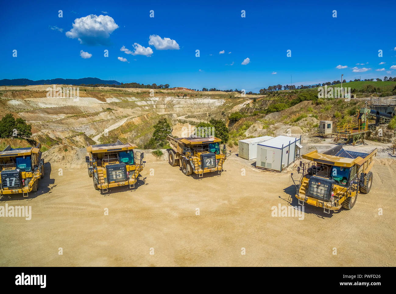 Pesanti macchinari industriali - giallo enorme autocarri con cassone ribaltabile Foto Stock