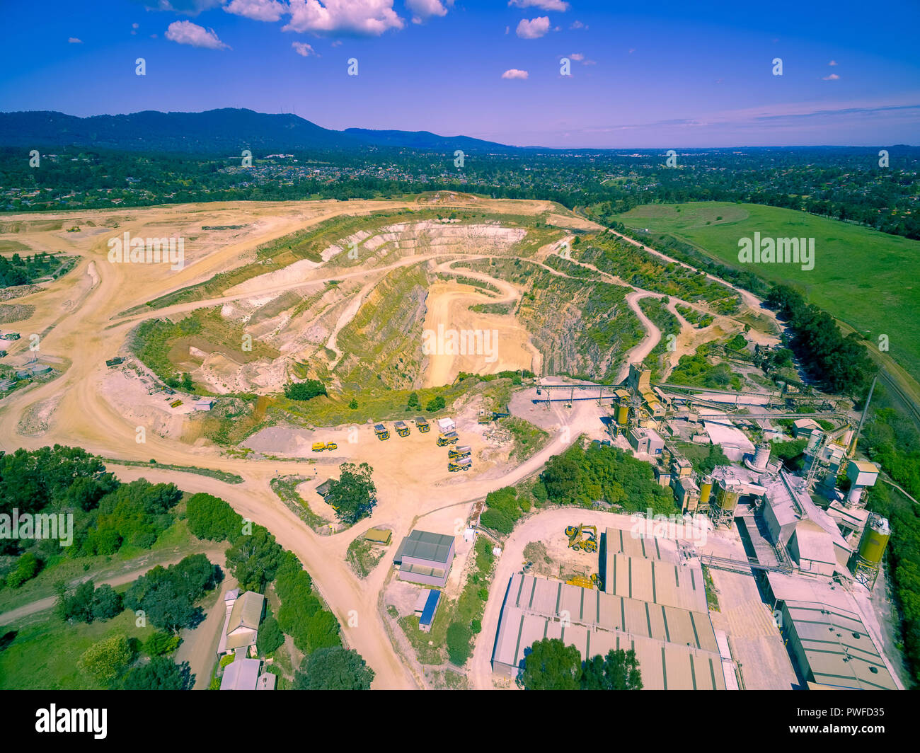 Vista aerea di smantellare il mio sito con le vecchie strutture e macchinari pesanti Foto Stock