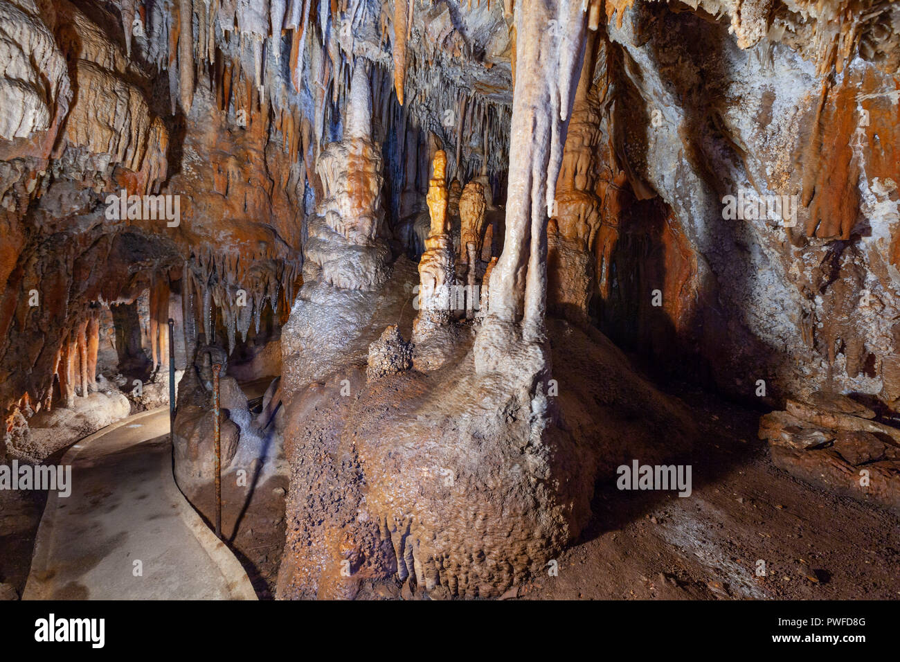 Stalattiti e stalagmiti e colonne in una grotta di pietra calcarea in Australia Foto Stock