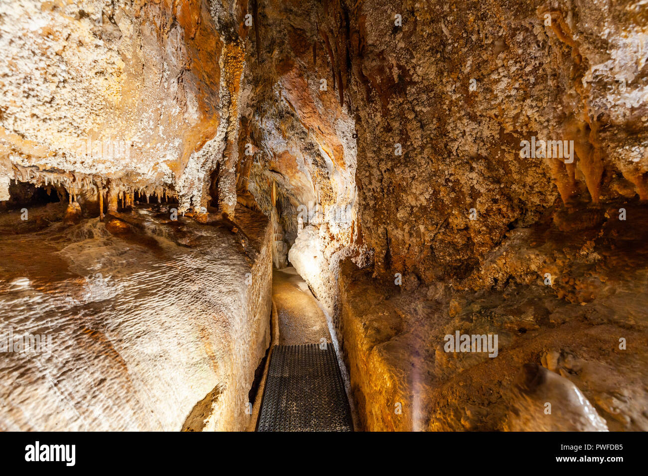 Stretto sentiero nella grotta di calcare Foto Stock