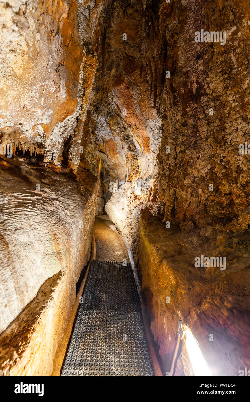 Stretto sentiero nella grotta di pietra calcarea - immagine verticale Foto Stock