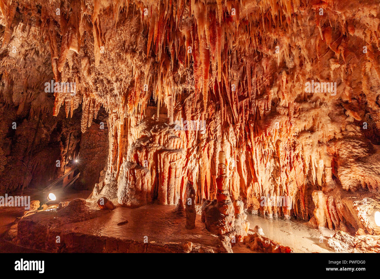 Molte stalattiti in una bella grotta Kosciuszko national park, NSW, Australia Foto Stock