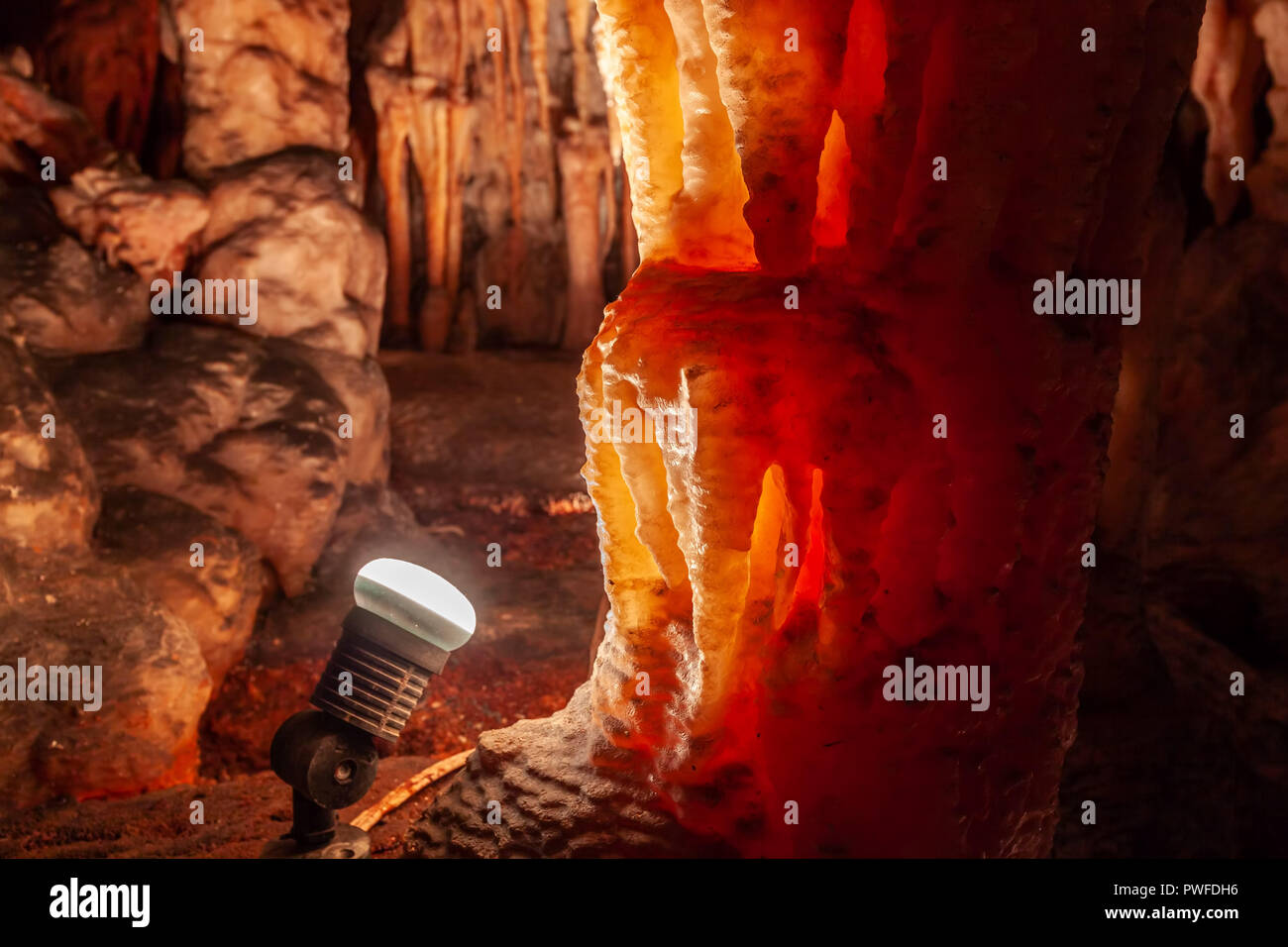 Primo piano della formazioni di stalattiti incandescente nella luce Foto Stock