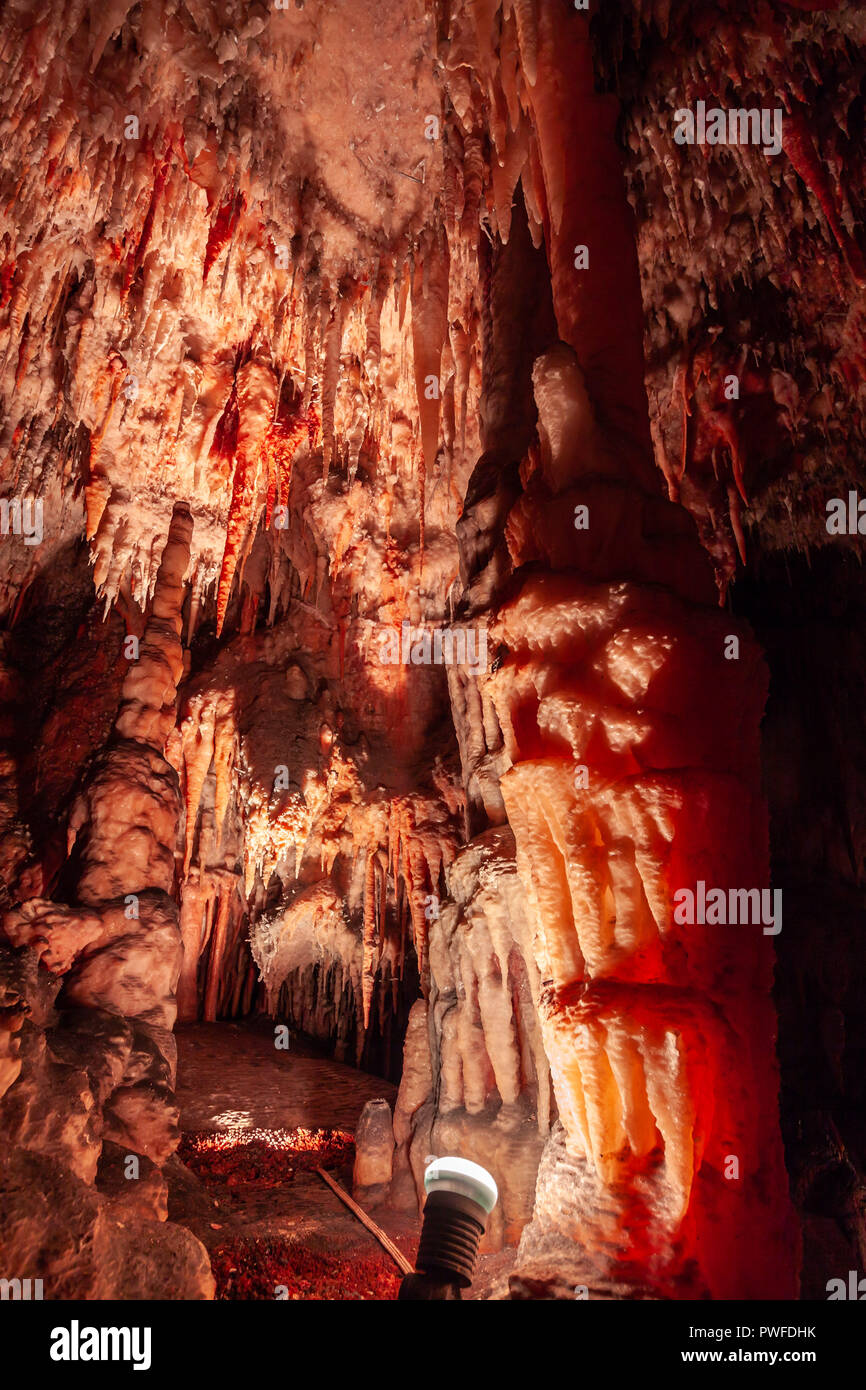 Grandi stalattiti che pendono grotte di calcare soffitto Foto Stock