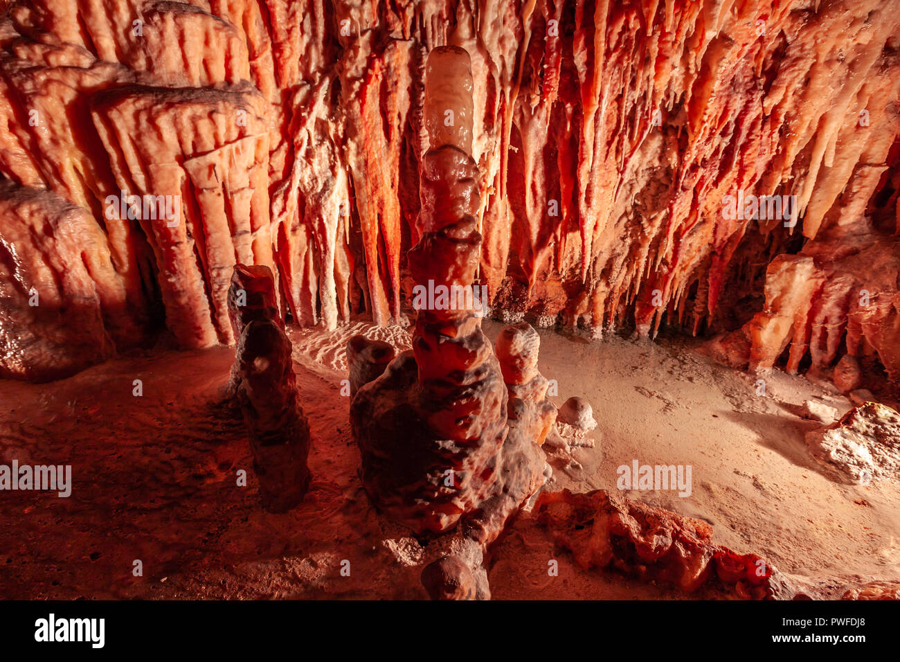 Stalattiti e stalagmiti nella grotta di calcare Foto Stock