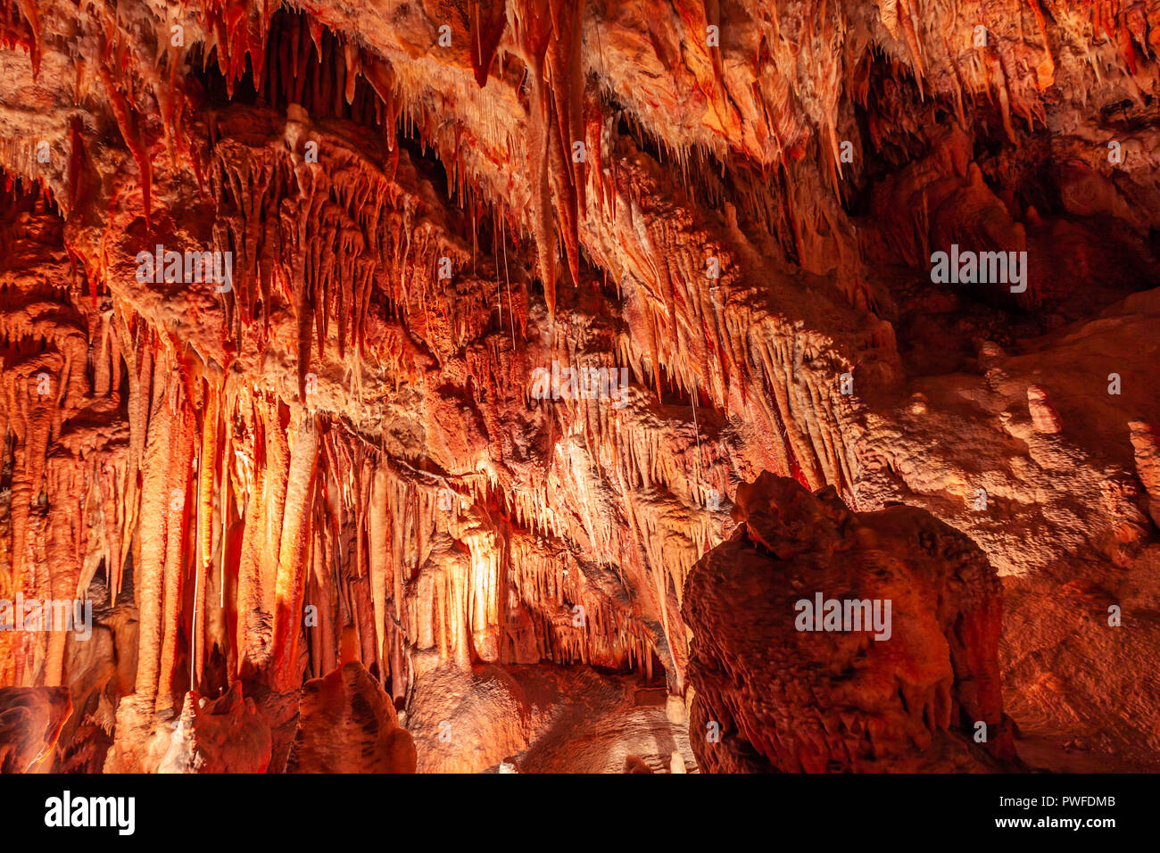 Antica grotta di pietra calcarea con stalattiti in Australia Foto Stock