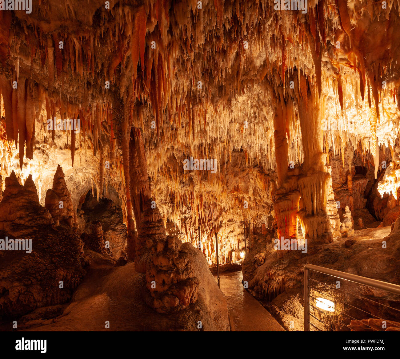 Percorso a piedi in una grotta di pietra calcarea tra bellissime stalattiti e stalagmiti. Kosciuszko national park, NSW, Australia Foto Stock