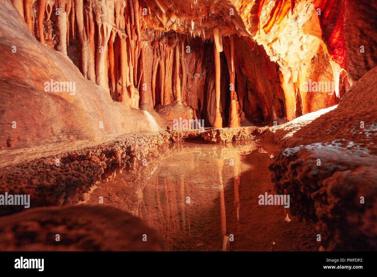 Stalattiti che riflette nell'acqua nella grotta di calcare Foto Stock