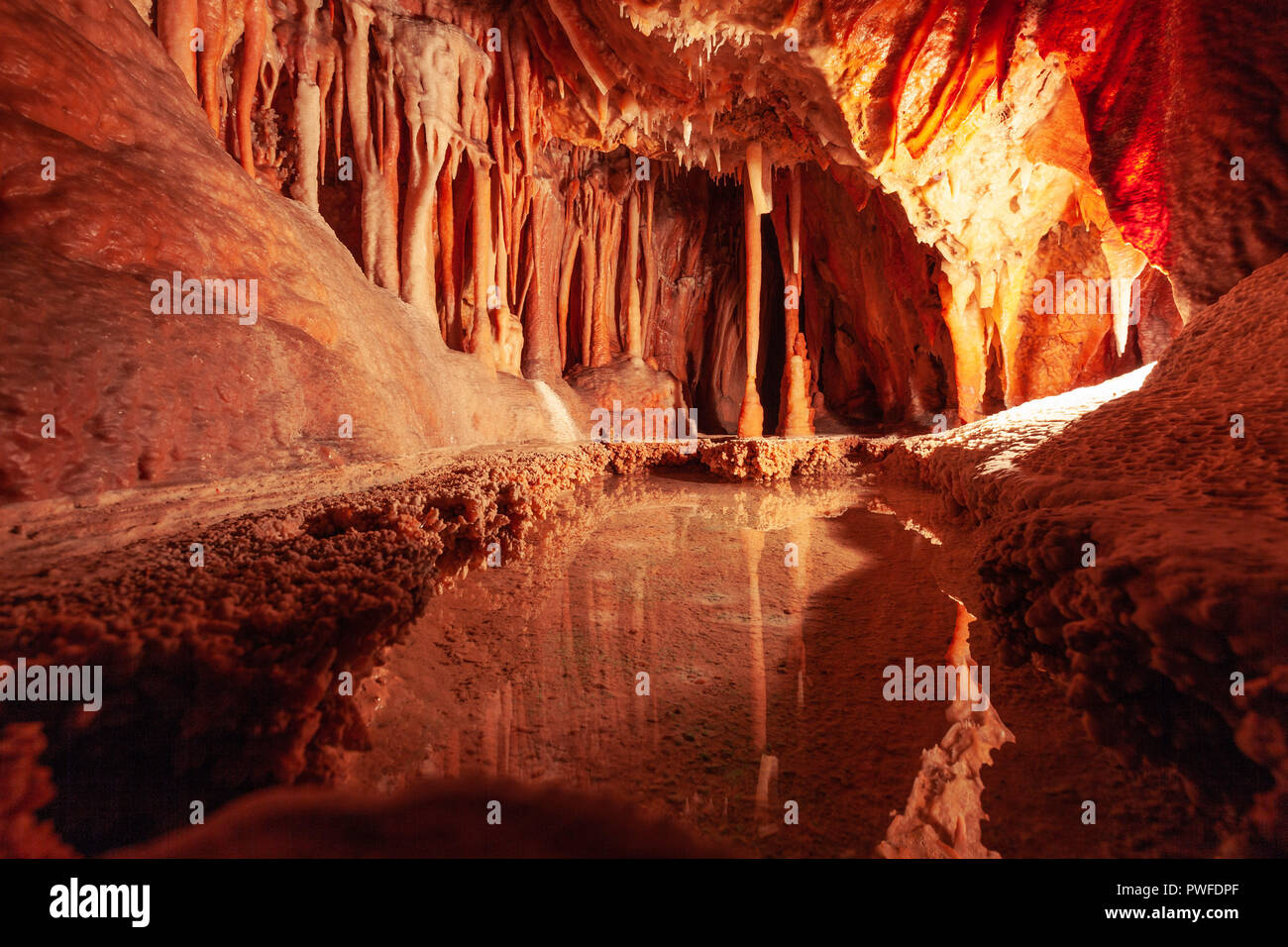 Bella la sezione di una grotta sotterranea in Australia Foto Stock