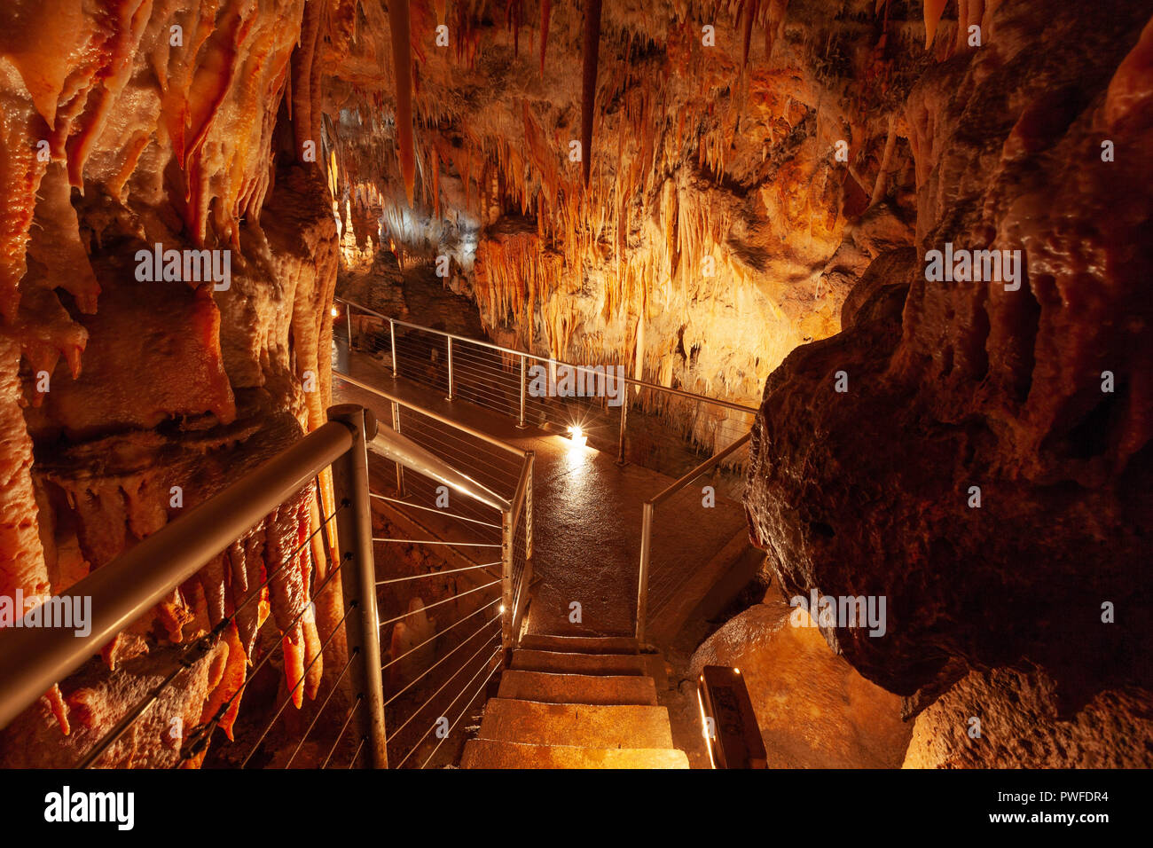Bella grotta Jillabenan nel Kosciuszko National Park, NSW, Australia Foto Stock