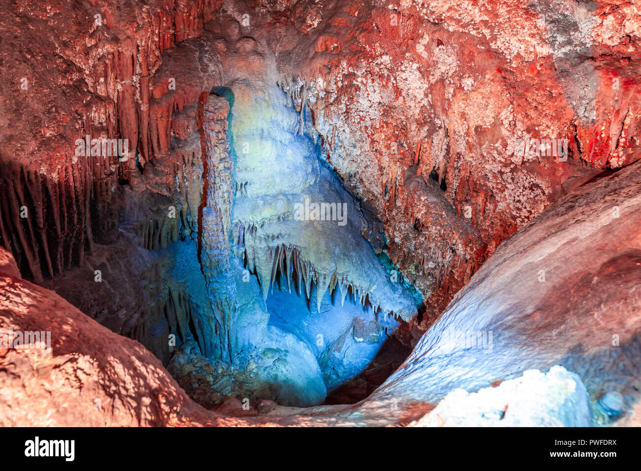 Incredibile la ganascia del coccodrillo la formazione di stalattiti in una grotta di pietra calcarea in Australia Foto Stock