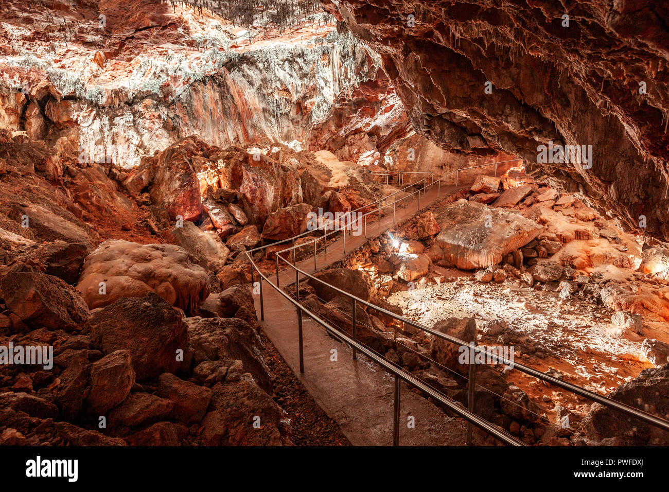 Il sentiero passa attraverso una bella grotta di calcare Foto Stock