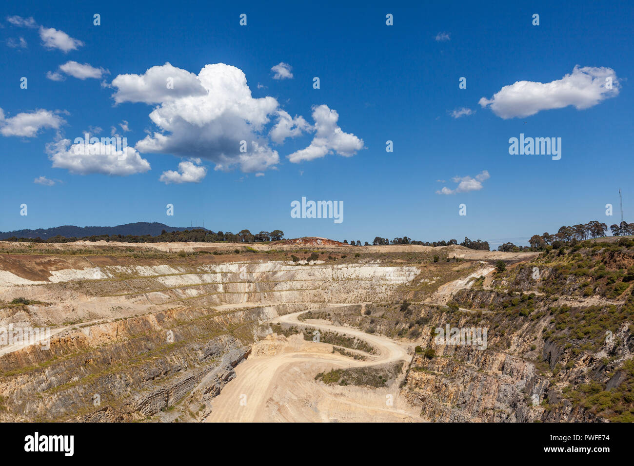 Vecchia miniera di calcare panorama sulla luminosa giornata di sole Foto Stock