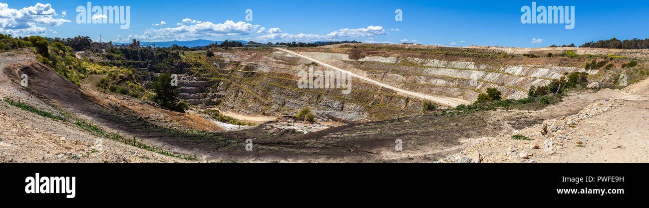 Ampio panorama della vecchia smantellata miniera di calcare in Melbourne, Australia Foto Stock