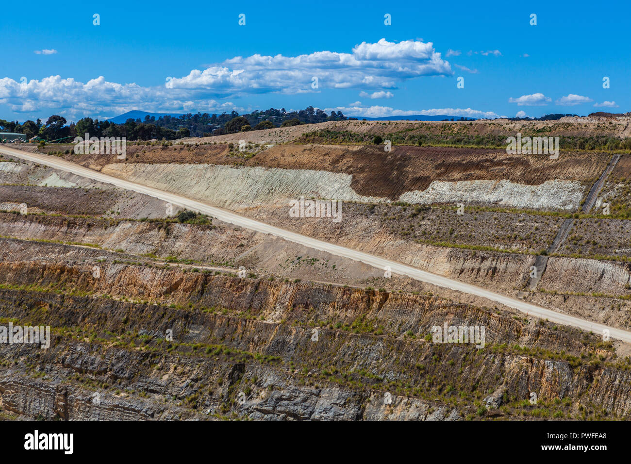 Strada sterrata fino al fondo della miniera di calcare Foto Stock