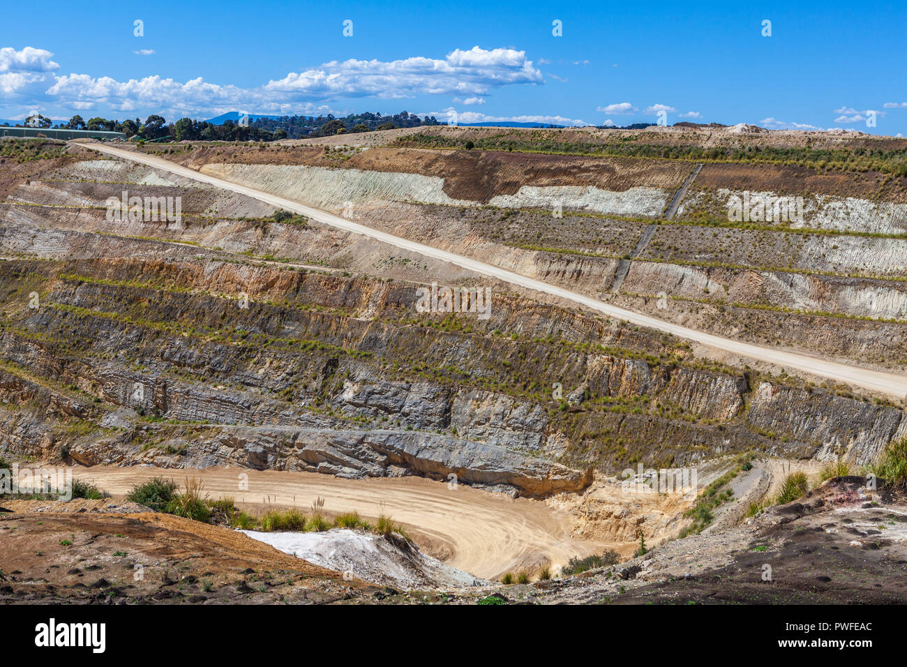 Strada sterrata che conduce fino al fondo della miniera di calcare Foto Stock