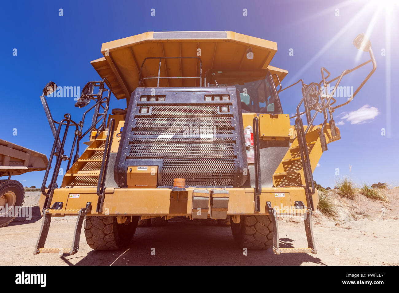 Sole che splende su una grande dumper in una giornata calda Foto Stock