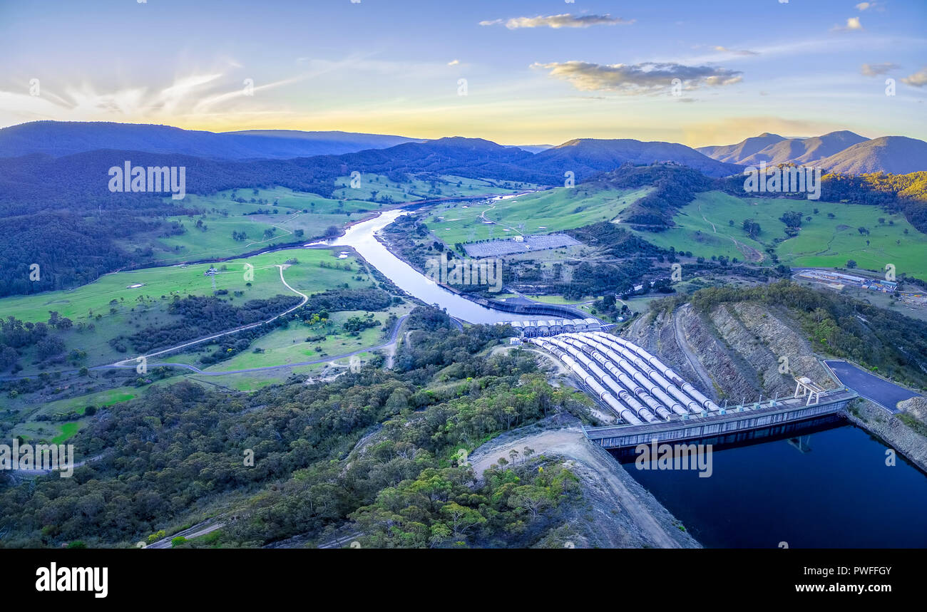 Antenna paesaggio panoramico del fiume Tumut, power station e montagne Foto Stock