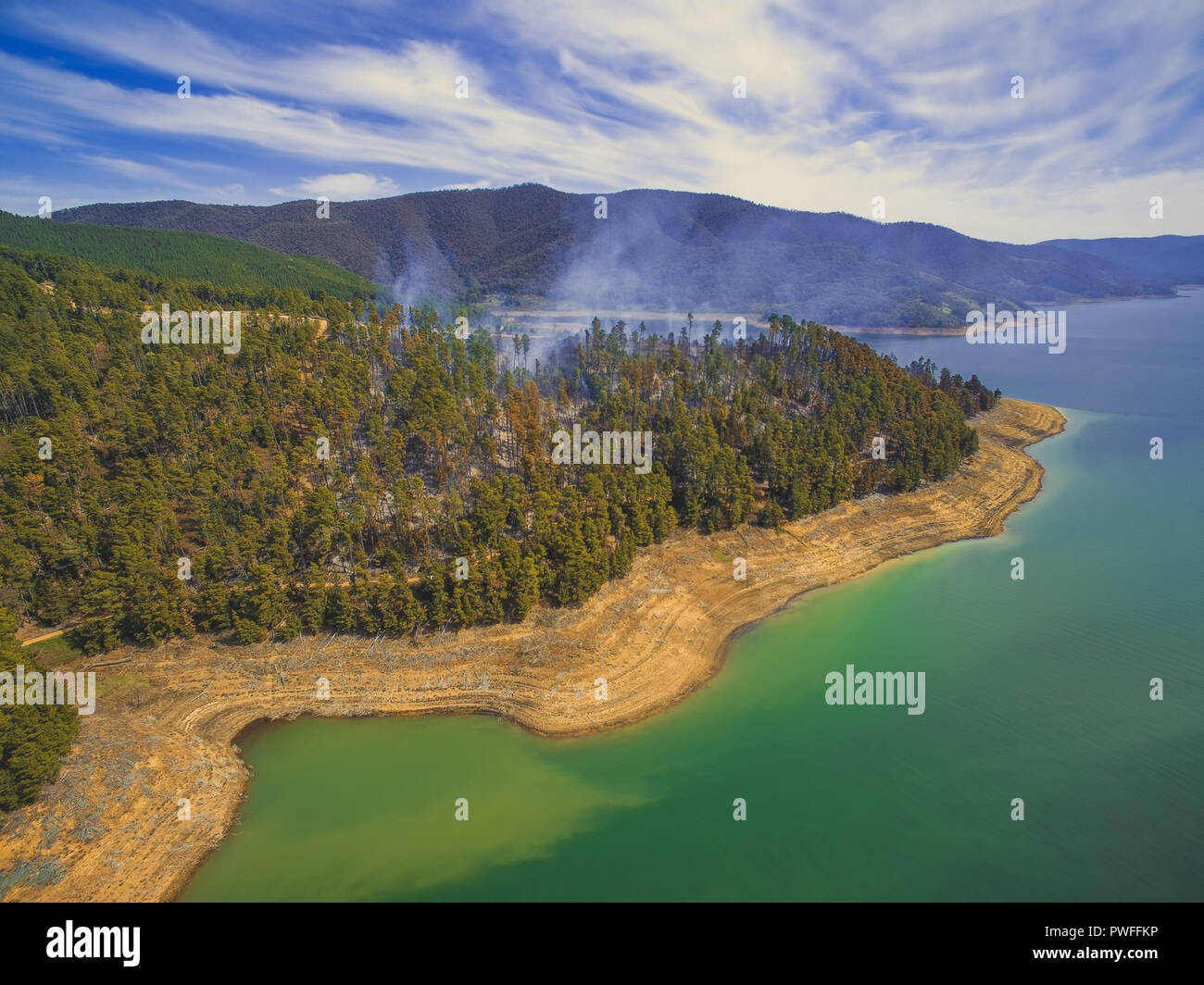 Fumo che sale fino da foresta sulle rive del fiume Tumut. Blowering, NSW, Australia Foto Stock