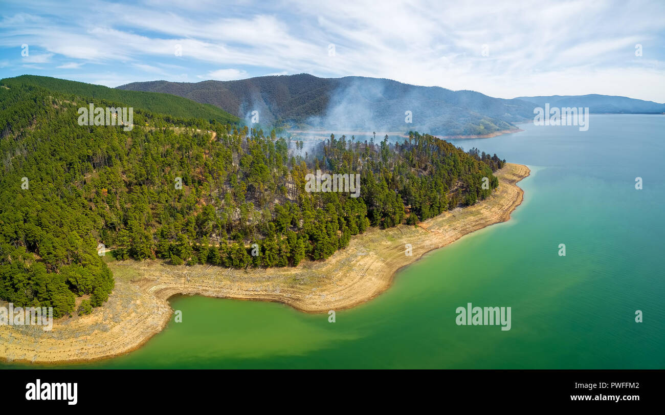 Panoramica aerea di incendio di foresta sulle rive del serbatoio Blowering, NSW, Australia Foto Stock