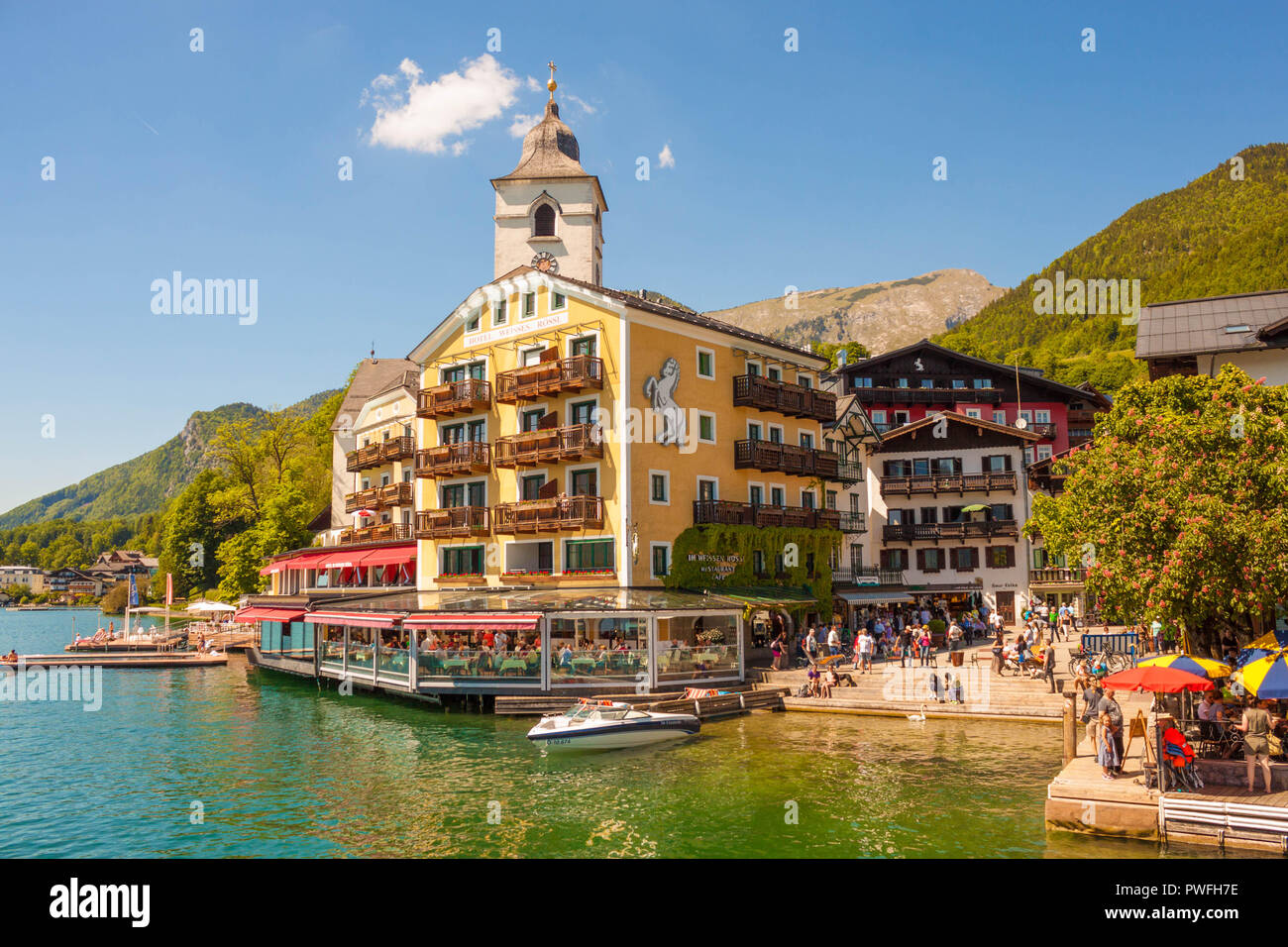 St.Wolfgang, Austria - 27 Maggio 2017: Al lago sqaure e ristoranti del popolare cittadina austriaca sono pieni di gente. Famoso White Horse Inn Foto Stock