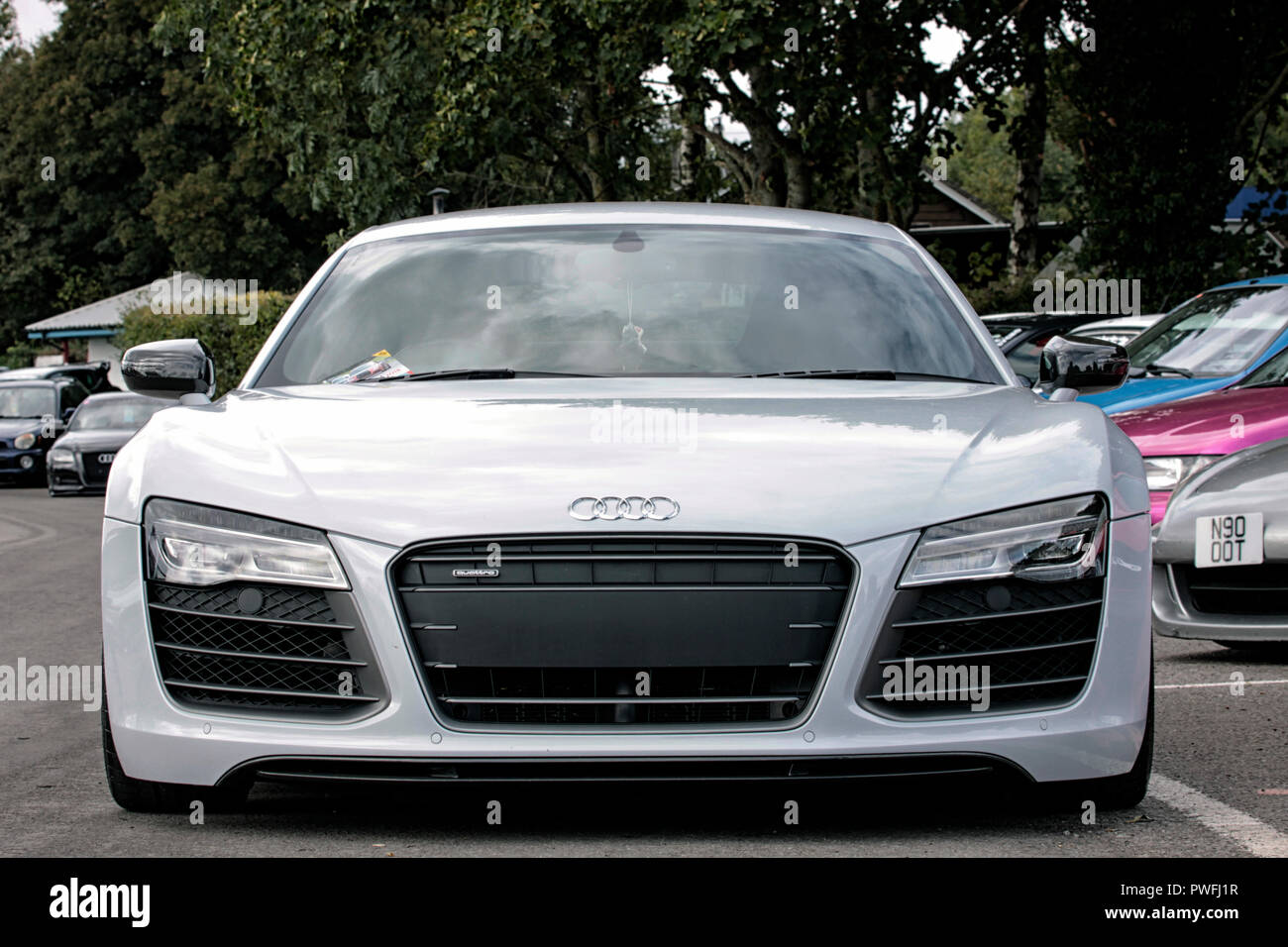 Colpo frontale di bianco Audi R8 nel salone dell'auto, isolato Foto Stock