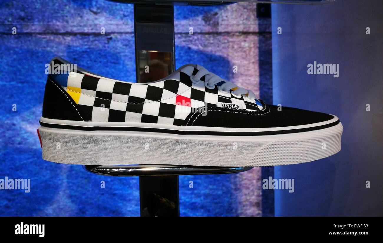 Black vans sneakers immagini e fotografie stock ad alta risoluzione - Alamy