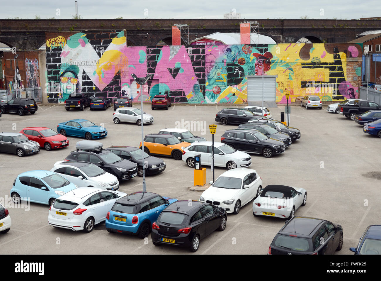 Vista sul parco auto & parete dipinta annuncio, realizzati in Birmingham, Arte di strada la promozione della città di Digbeth Birmingham Birmingham Inghilterra Foto Stock