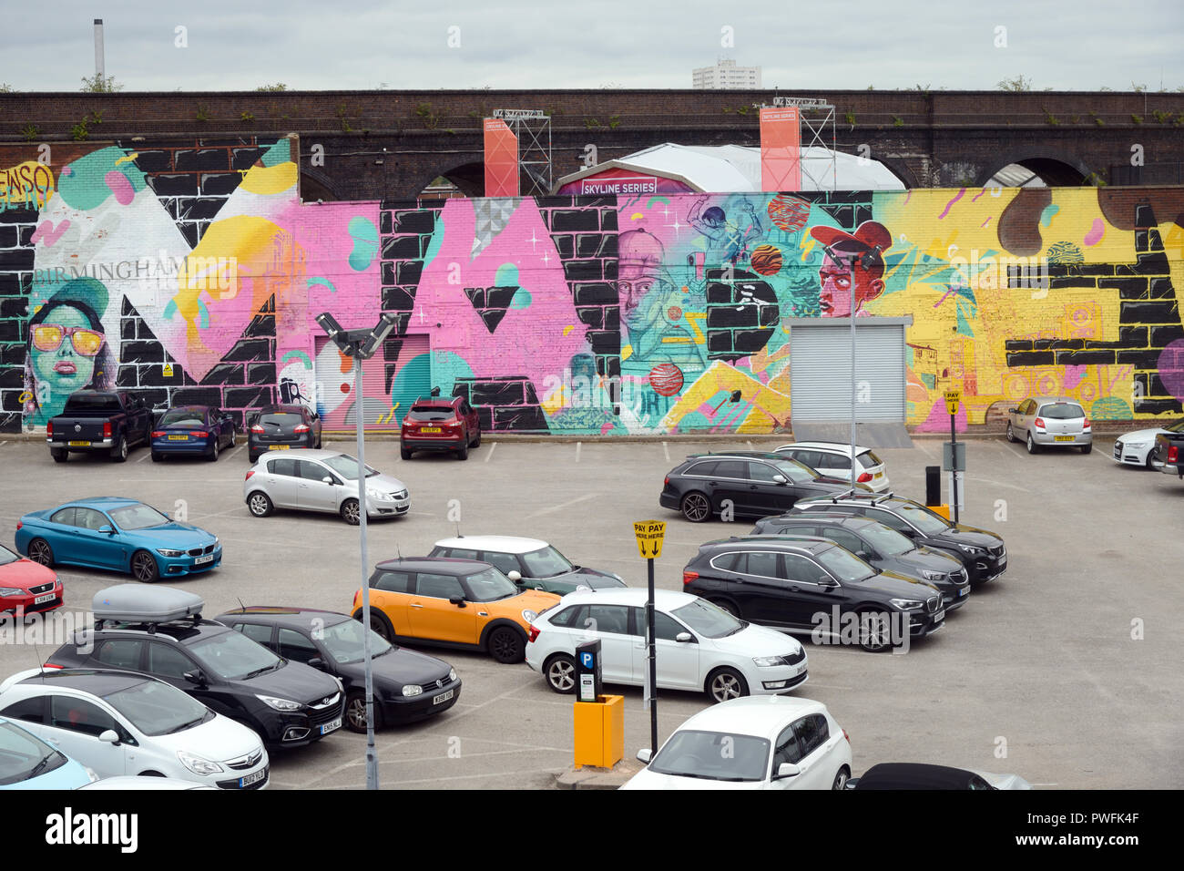 Vista sul parco auto & parete dipinta annuncio, realizzati in Birmingham, Arte di strada la promozione della città di Digbeth Birmingham Birmingham Inghilterra Foto Stock