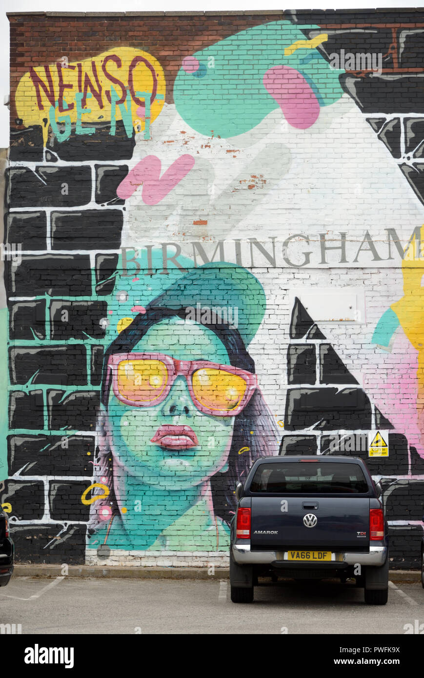 Parete dipinta annuncio, realizzati in Birmingham, Arte di strada con la donna in occhiali da sole la promozione della città di Digbeth Birmingham Birmingham Inghilterra Foto Stock