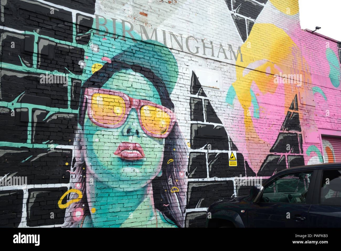 Parete dipinta annuncio, realizzati in Birmingham, Arte di strada con la donna in occhiali da sole la promozione della città di Digbeth Birmingham Birmingham Inghilterra Foto Stock