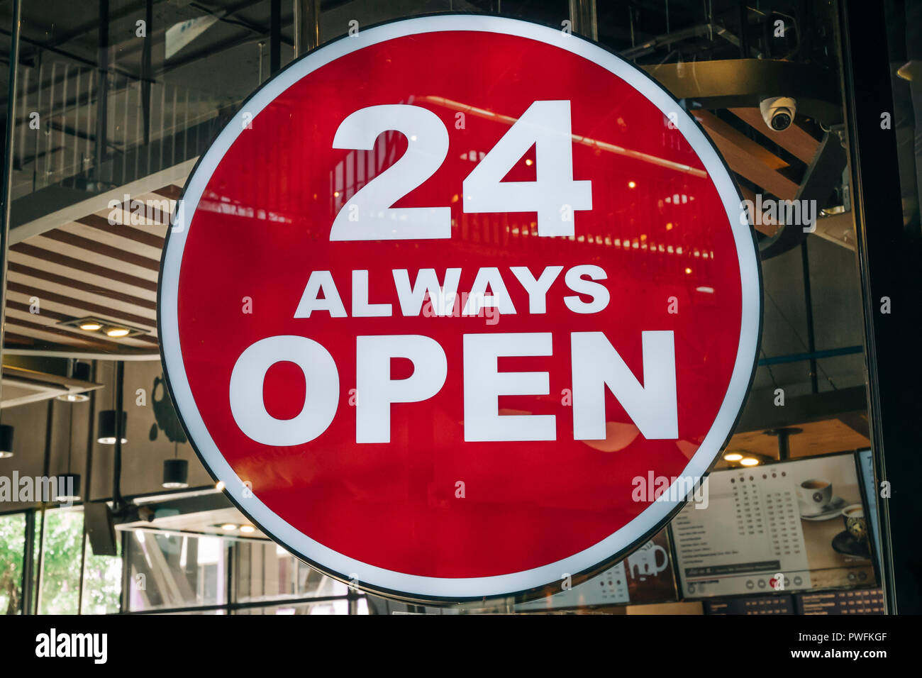 24 ore aperto sempre segno di fronte al caffè regolari cafe o co-spazio di lavoro nella città nuova tendenza di spazio di lavoro Foto Stock