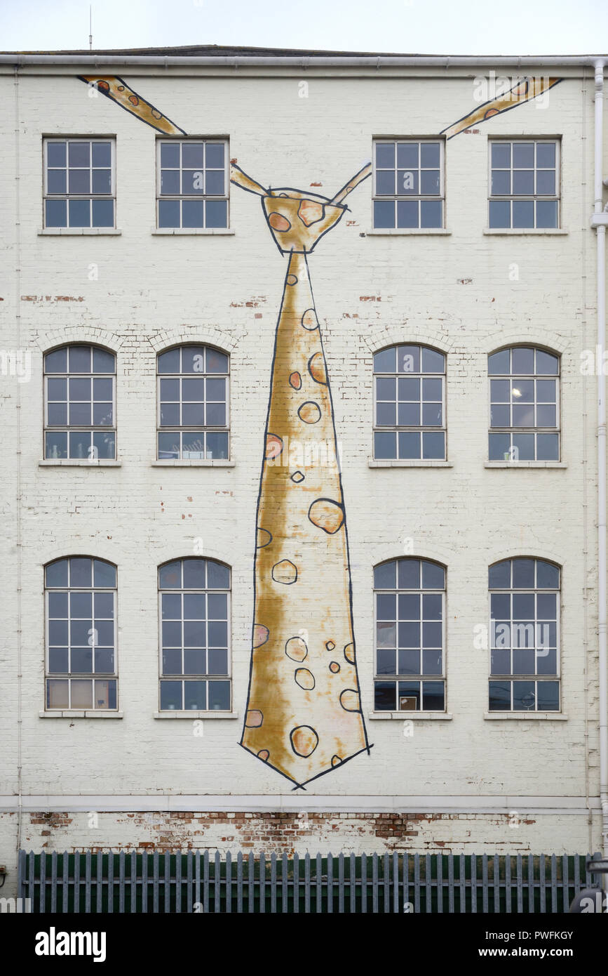 Cravatta gigante o Kipper Tie Arte di strada sulla facciata della crema Custard Factory Digbeth Birmingham Inghilterra Foto Stock