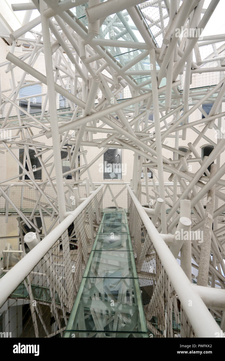 Vetro e acciaio o metallo marciapiede e tubolari scultura in cortile dell edificio per uffici a Crema Custard Factory Digbeth Birmingham Inghilterra Foto Stock