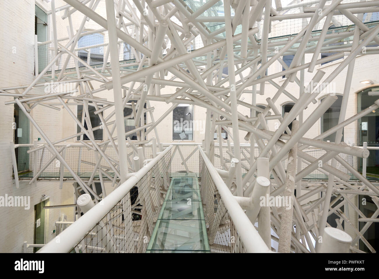 Vetro e acciaio o metallo marciapiede e tubolari scultura in cortile dell edificio per uffici a Crema Custard Factory Digbeth Birmingham Inghilterra Foto Stock