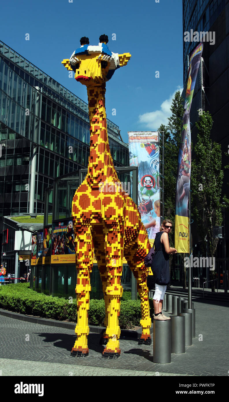 Una dimensione di vita rappresentazione di una giraffa mad con i mattoncini LEGO sorge al Sony Center di Potsdamer Platz di Berlino. Naturalmente è la rappresentazione di un bambino giraffa. Foto Stock