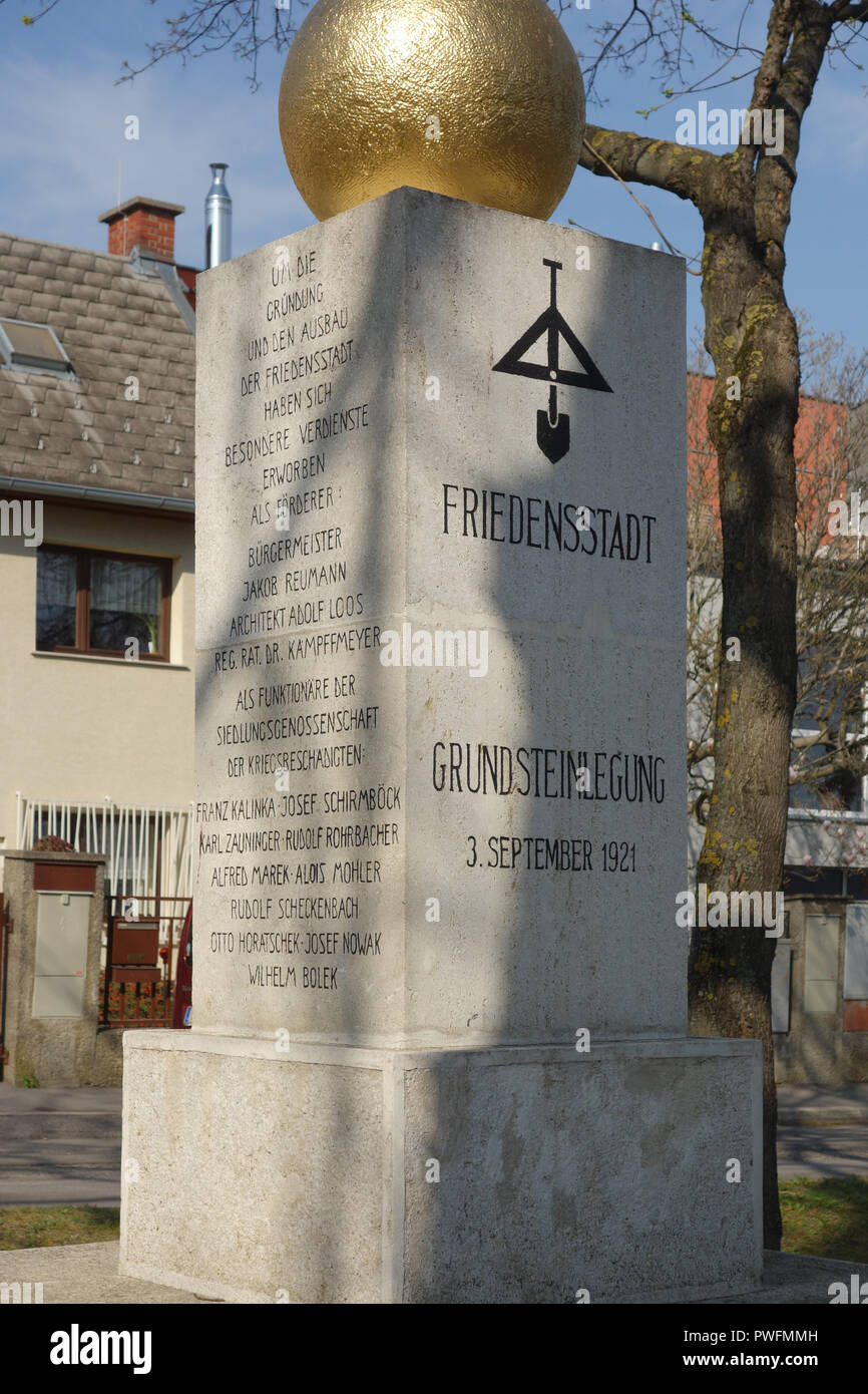 Wien, Wohnbau der Zwischenkriegszeit, Siedlung Friedensstadt, Grundstein Foto Stock