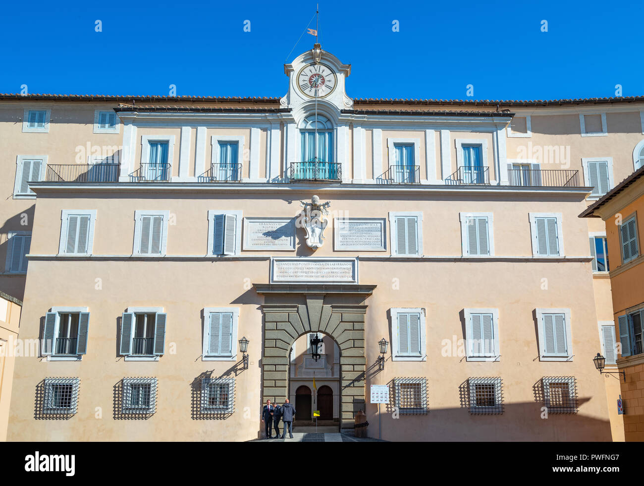 Castelgandolfo, Italia - 21 Aprile 2017: la facciata principale del palazzo Aposolic, residenza estiva dei Papi Foto Stock