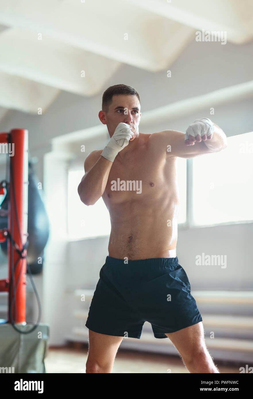 Giovani fighter training sull'anello. concetto di inscatolamento Foto Stock