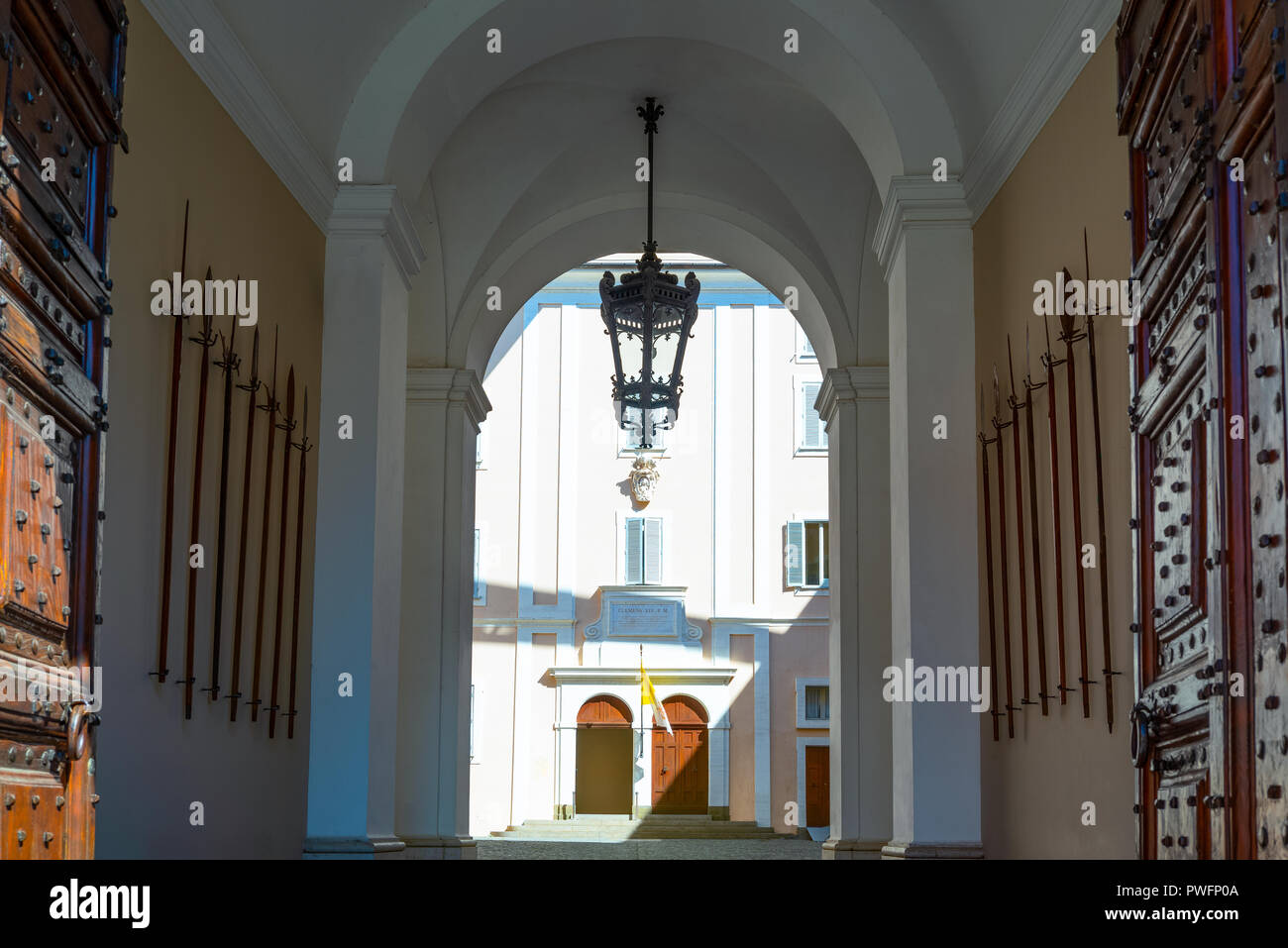 Castelgandolfo, Italia - 21 Aprile 2017: la porta di ingresso del Palazzo Apostolico, residenza estiva dei Papi Foto Stock
