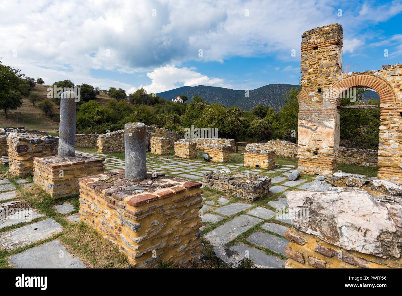 Rovine della Basilica di Agios (SAN) Achilios presso il piccolo lago di Prespa nella Grecia settentrionale Foto Stock