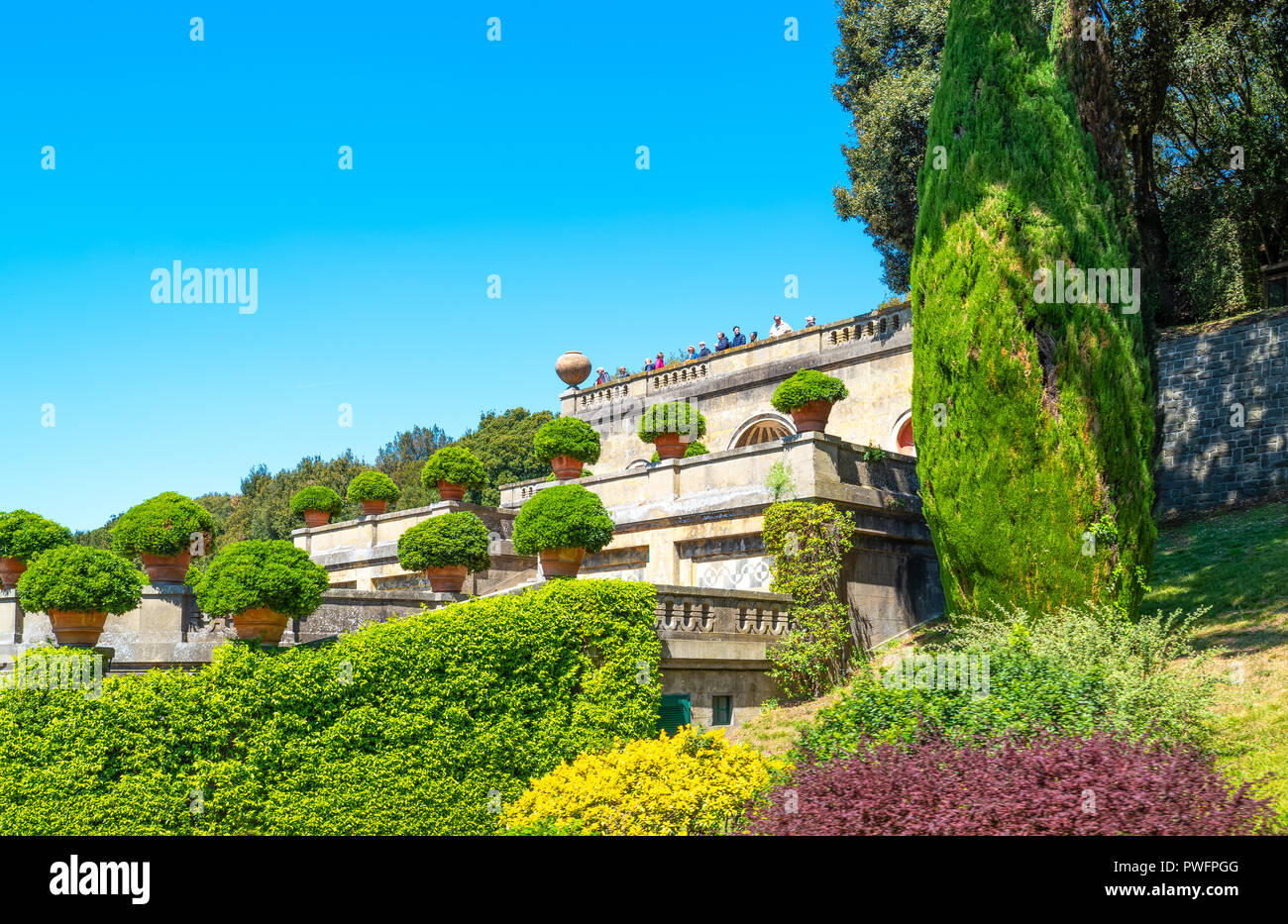 Castelgandolfo, Italia - 21 Aprile 2017: i giardini del Palazzo Apostolico, residenza estiva dei Papi Foto Stock