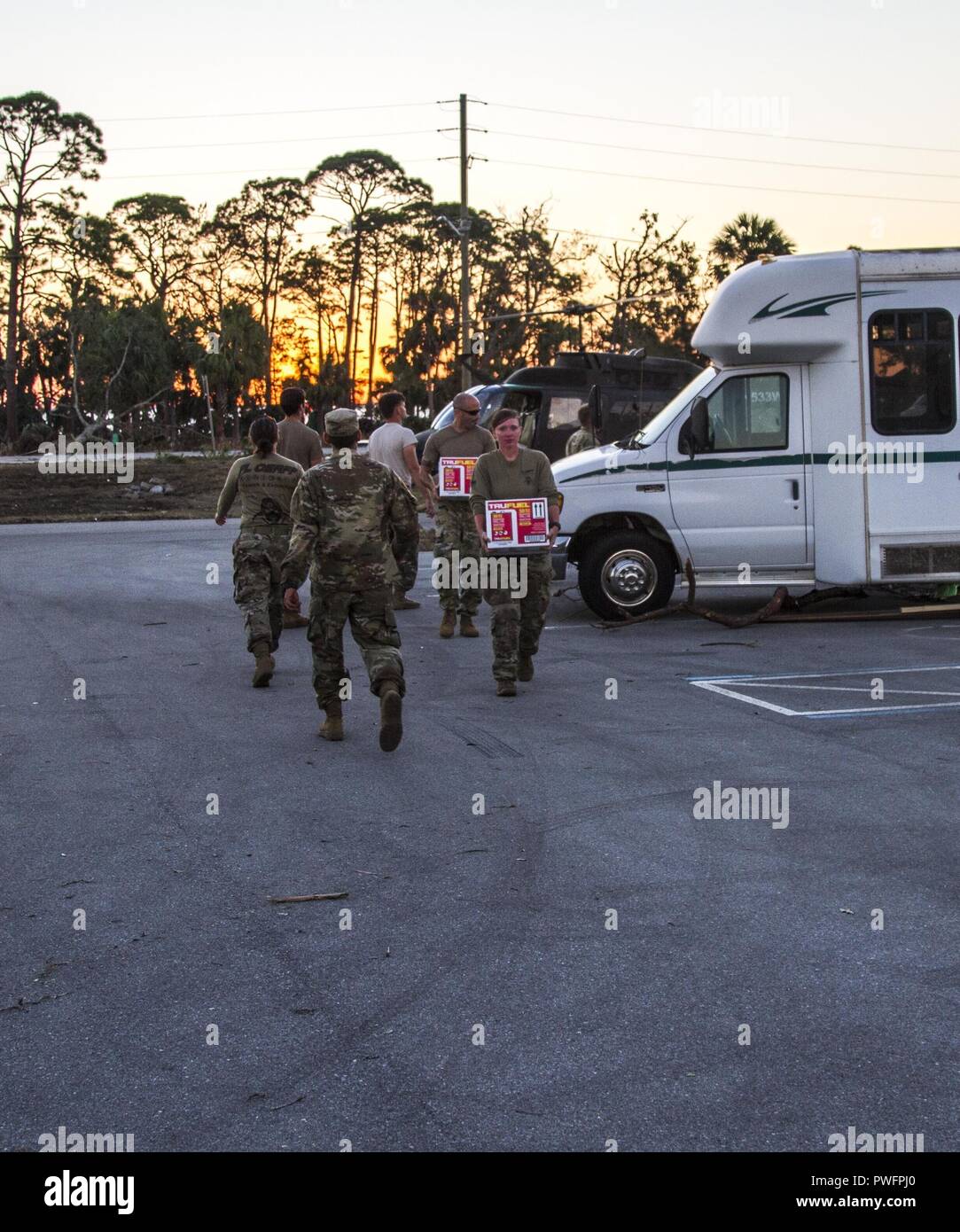 Membri della Florida la Guardia Nazionale di CERF-P (chimici, biologici, radiologici, nucleari e ad alta resa (esplosiva CBRNE) Enhanced Response Force Package) unità offload di forniture che necessitano di essere reintegrati come proseguire il loro uragano nelle attività di soccorso della Florida Panhandle, Ottobre 13, 2018, 13 ottobre 2018. Uragano Michael decimato il panhandle come ha fatto approdo, che ha lasciato centinaia di migliaia di persone senza alimentazione, cibo o acqua. () Foto Stock