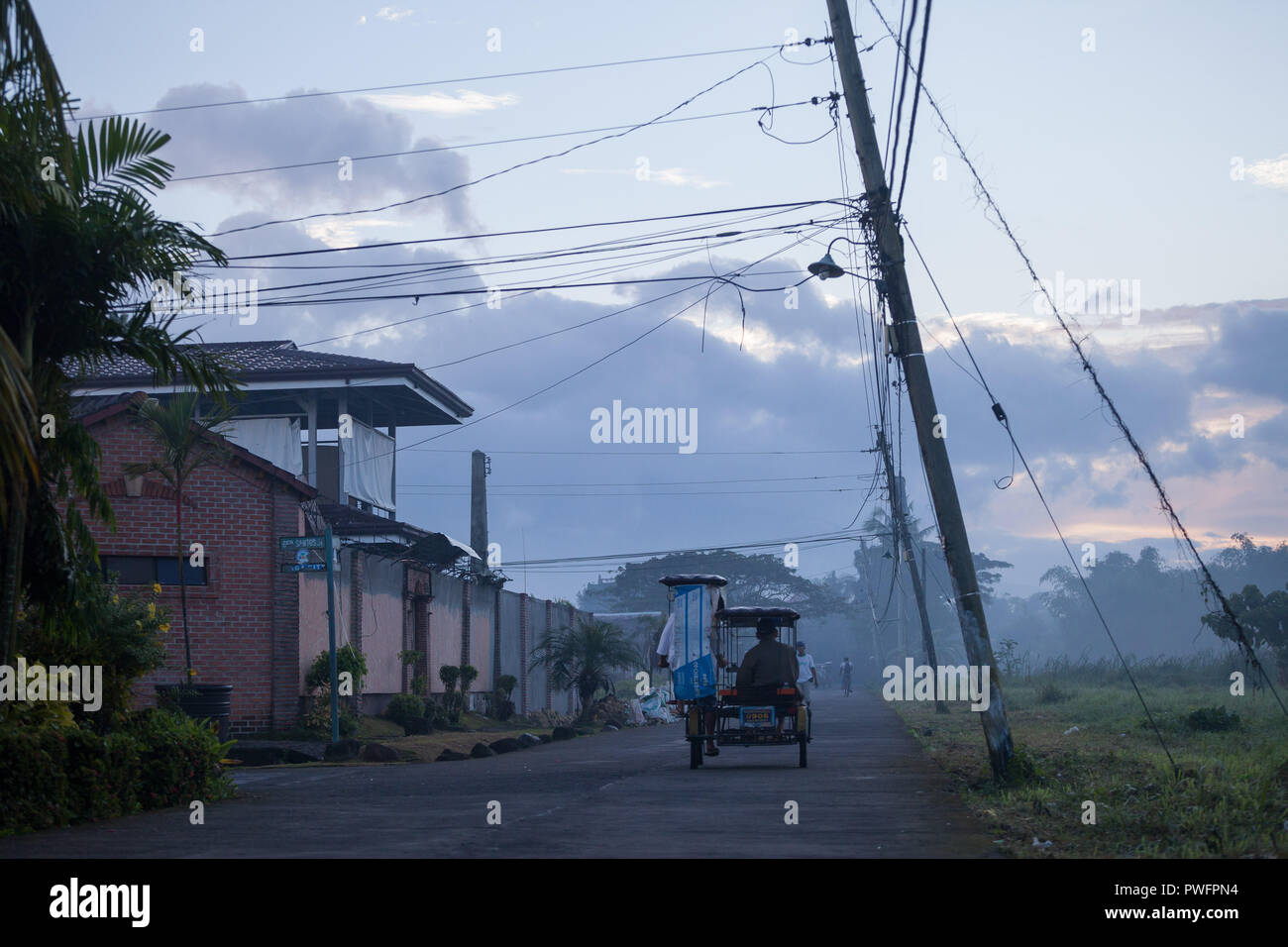 Sunrise tra le strade di Naga City Foto Stock