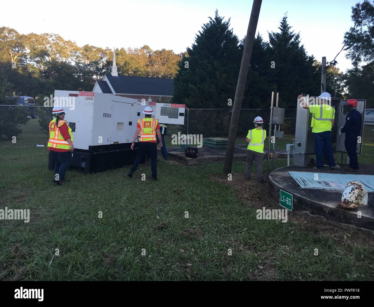 Il primo generatore di emergenza in USACE di emergenza della missione di potenza in Georgia è stato installato la scorsa notte ed è il supporto di critici infrastruttura delle acque reflue in Albany con emergenza alimentazione temporanea mentre la più grande rete commerciale continua ad essere ripristinata, 13 ottobre 2018. Figura: Potenza di emergenza la pianificazione e la risposta del team di personale dal distretto di Savannah supervisiona l'installazione. La potenza di emergenza missione è gestito dal governo degli STATI UNITI Esercito di ingegneri vi a sostegno del FEMA Federal Emergency Management Agency come parte del più grande risposta federale di uragano Michael. (Foto di ch Foto Stock Il primo generatore di emergenza in USACE di emergenza della missione di potenza in Georgia è stato installato la scorsa notte ed è il supporto di critici infrastruttura delle acque reflue in Albany con emergenza alimentazione temporanea mentre la più grande rete commerciale continua ad essere ripristinata, 13 ottobre 2018. Figura: Potenza di emergenza la pianificazione e la risposta del team di personale dal distretto di Savannah supervisiona l'installazione. La potenza di emergenza missione è gestito dal governo degli STATI UNITI Esercito di ingegneri vi a sostegno del FEMA Federal Emergency Management Agency come parte del più grande risposta federale di uragano Michael. (Foto di ch Foto Stock
